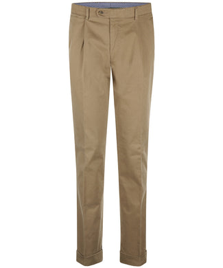 Trousers with pleats and turn-ups